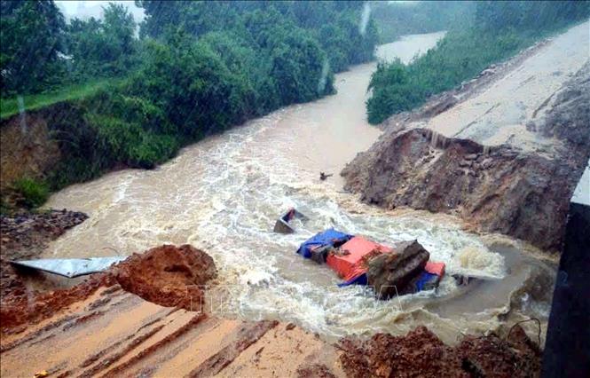 Cầu tạm Hối Hiến bị nước cuốn trôi, chia cắt tuyến đường lưu thông giữa xã Tứ Mỹ và Mai Hoa. Ảnh: Công Tường - TTXVN