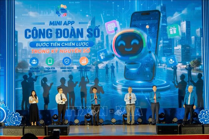 Phó Chủ tịch Thường trực HĐND TP. Hồ Chí Minh Nguyễn Văn Thọ và lãnh đạo Tổng Liên đoàn Lao động Việt Nam, Liên đoàn Lao động TP. Hồ Chí Minh thực hiện nghi thức ra mắt Mini App Công đoàn số. Ảnh: Thanh Vũ - TTXVN
