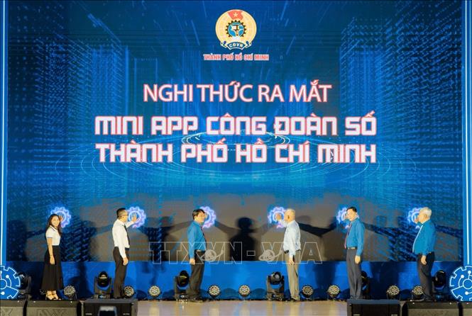 Phó Chủ tịch Thường trực HĐND TP. Hồ Chí Minh Nguyễn Văn Thọ và lãnh đạo Tổng Liên đoàn Lao động Việt Nam, Liên đoàn Lao động TP. Hồ Chí Minh thực hiện nghi thức ra mắt Mini App Công đoàn số. Ảnh: Thanh Vũ - TTXVN