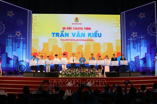 Phó Chủ tịch Thường trực HĐND TP. Hồ Chí Minh Nguyễn Văn Thọ và Phó Chủ tịch thường trực Liên đoàn Lao động TP. Hồ Chí Minh trao bảng hỗ trợ cho học sinh và đoàn viên công đoàn trong chương trình Trần Văn Kiểu. Ảnh: Thanh Vũ - TTXVN