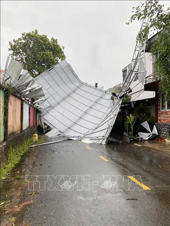 Mưa lớn kèm gió giật mạnh trong chiều 20/8 khiến nhiều công trình, nhà dân trên địa bàn phường 2 Bảo Lộc, tỉnh Lâm Đồng bị tốc mái. Ảnh: TTXVN phát