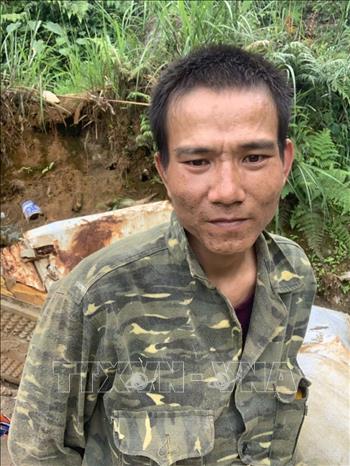 Đối tượng Bùi Văn Nhượng bị bắt khi đang lẩn trốn tại vùng khai thác vàng trái phép ở Lào Cai. Ảnh: TTXVN phát 