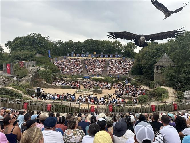 Màn trình diễn của nhiều loài chim trong tiết mục Le Bal des Oiseaux Fantômes. Ảnh: Đào Dũng - Pv TTXVN tại Pháp.