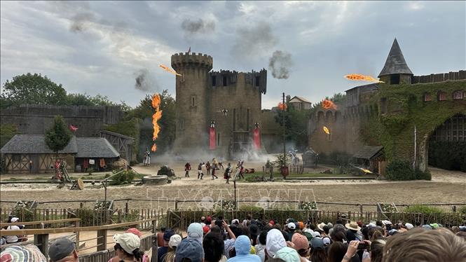 Một cảnh sân khấu với khói lửa và nghệ thuật trình diễn đỉnh cao trong tiết mục Les Vikings với khán đài quay 360 độ. Ảnh: Đào Dũng - Pv TTXVN tại Pháp.