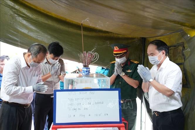 Các mẫu hài cốt liệt sĩ được thu thập phục vụ công tác giám định ADN nhằm xác định danh tính liệt sĩ. Ảnh: Quốc Lũy - TTXVN