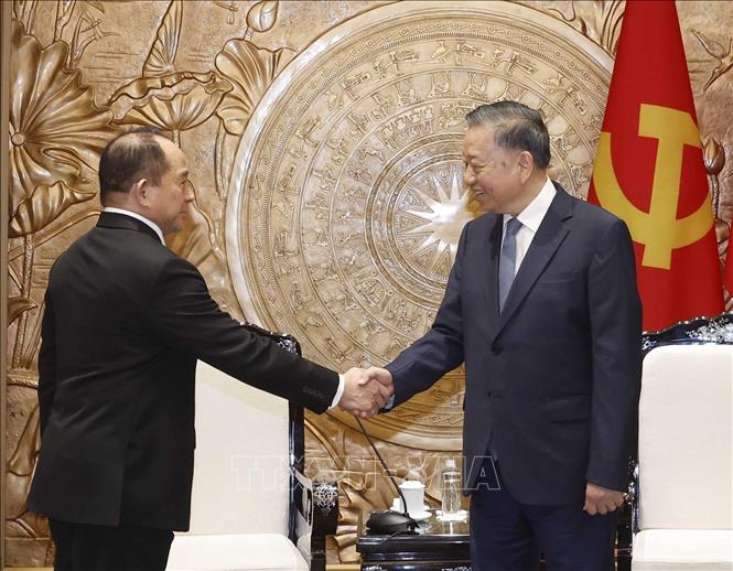 Party General Secretary and State President To Lam welcomes Philippine National Security Adviser Eduardo S.L. Oban Jr.. VNA Photo: Thống Nhất