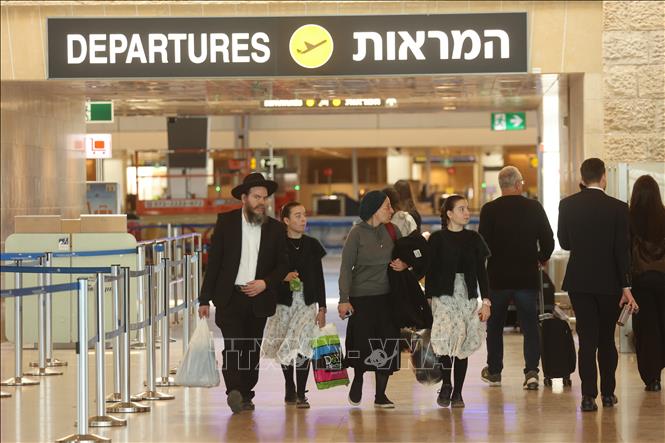 Hành khách tại sân bay quốc tế Ben Gurion ở gần Tel Aviv, Israel. Ảnh: THX/TTXVN phát