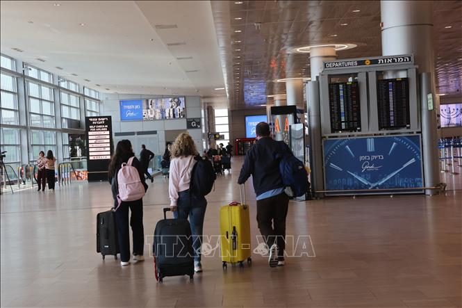 Hành khách tại sân bay quốc tế Ben Gurion ở gần Tel Aviv, Israel. Ảnh: THX/TTXVN phát
