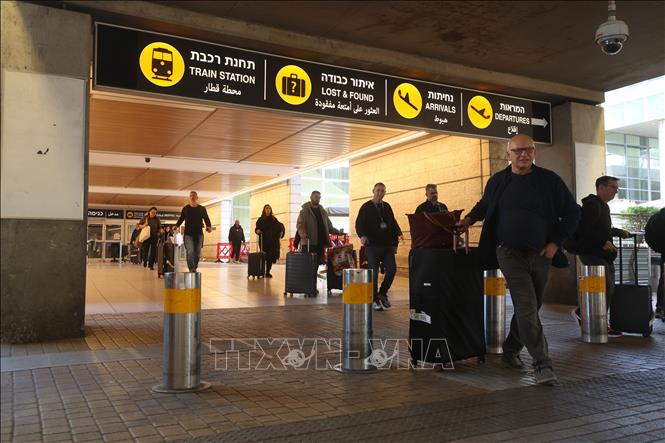 Hành khách tại sân bay quốc tế Ben Gurion ở gần Tel Aviv, Israel. Ảnh: THX/TTXVN phát