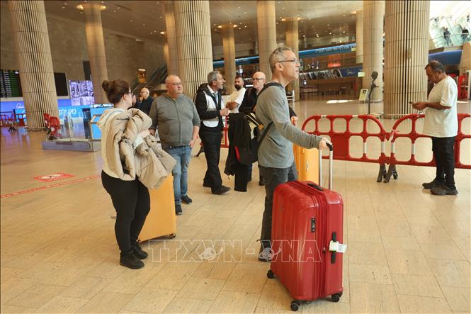 Hành khách tại sân bay quốc tế Ben Gurion ở gần Tel Aviv, Israel. Ảnh: THX/TTXVN phát