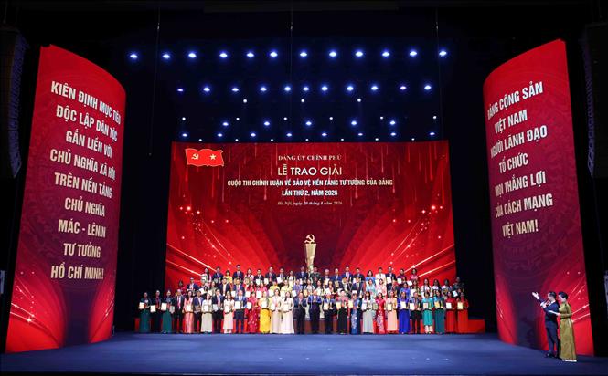 Trưởng ban Tuyên giáo Trung ương Trịnh Văn Quyết và Phó Thủ tướng Thường trực Phạm Gia Túc cùng các tác giả đoạt giải. Ảnh: Phạm Kiên - TTXVN