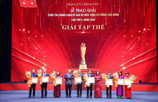 Đồng chí Phạm Gia Túc, Ủy viên Bộ Chính trị, Phó Bí thư Thường trực Đảng ủy Chính phủ, Phó Thủ tướng Thường trực Chính phủ, Trưởng Ban Chỉ đạo 35 Đảng ủy Chính phủ trao Bằng khen của Đảng uỷ Chính phủ cho các tập thể có thành tích xuất sắc. Ảnh: Phạm Kiên - TTXVN