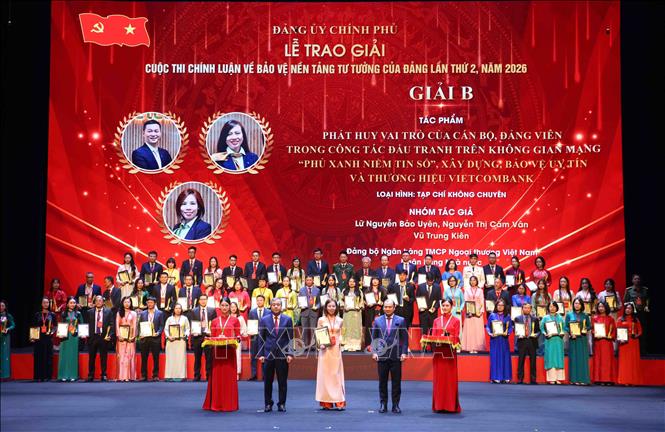 Đồng chí Ngô Đông Hải, Ủy viên Trung ương Đảng, Phó Trưởng ban Tuyên giáo Trung ương và đồng chí Lê Hải Bình, Ủy viên Trung ương Đảng, Phó Giám đốc Thường trực Học viện Chính trị Quốc gia Hồ Chí Minh trao Giải B cho các tác giả đạt giải. Ảnh: Phạm Kiên - TTXVN