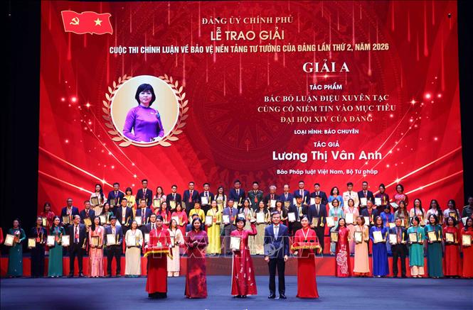 Đồng chí Đoàn Minh Huấn, Ủy viên Bộ Chính trị, Giám đốc Học viện Chính trị quốc gia Hồ Chí Minh, Phó Trưởng Ban Chỉ đạo 35 Trung ương và đồng chí Nguyễn Thị Tuyến, Ủy viên Trung ương Đảng, Phó Bí thư chuyên trách Đảng ủy Chính phủ trao Giải A cho các tác giả đạt giải. Ảnh: Phạm Kiên - TTXVN