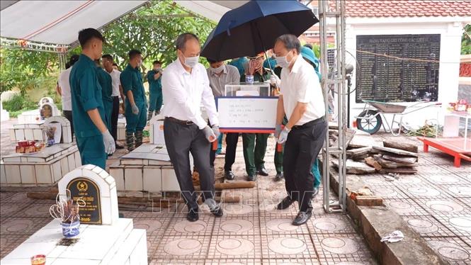 Các mẫu hài cốt liệt sĩ được thu thập phục vụ công tác giám định ADN, xác định danh tính liệt sĩ. Ảnh: Quốc Lũy - TTXVN