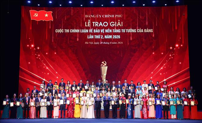 Trưởng ban Tuyên giáo Trung ương Trịnh Văn Quyết và Phó Thủ tướng Thường trực Phạm Gia Túc cùng các tác giả đạt Giải. Ảnh: Phạm Kiên - TTXVN