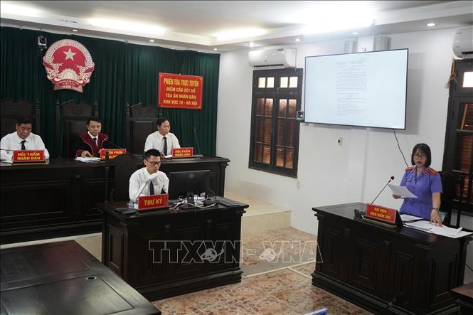 Hội đồng xét xử điều hành phiên tòa. Ảnh: Kim Anh - TTXVN