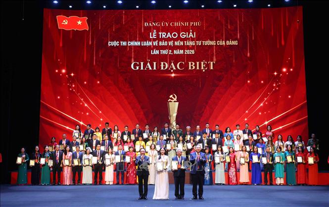 Đồng chí Trịnh Văn Quyết, Ủy viên Bộ Chính trị, Bí thư Trung ương Đảng, Trưởng Ban Tuyên giáo Trung ương, Phó Trưởng Ban Thường trực Ban Chỉ đạo 35 Trung ương và đồng chí Phạm Gia Túc, Ủy viên Bộ Chính trị, Phó Bí thư Thường trực Đảng ủy Chính phủ, Phó Thủ tướng Thường trực Chính phủ, Trưởng Ban Chỉ đạo 35 Đảng ủy Chính phủ, trao Giải Đặc biệt cho các tác giả đoạt giải. Ảnh: Phạm Kiên - TTXVN