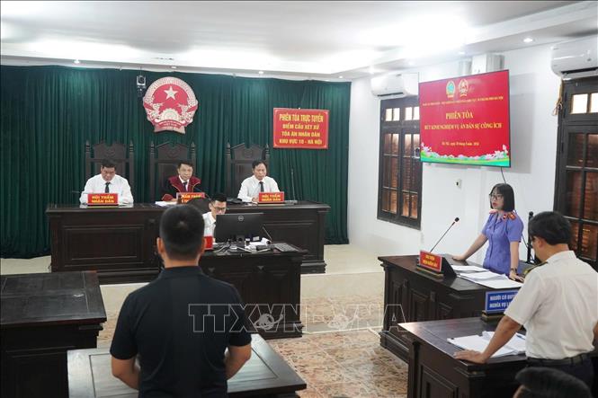 Đại diện Viện Kiểm sát nhân dân khu vực 10 - thành phố Hà Nội trình bày tại phiên tòa. Ảnh: Kim Anh - TTXVN