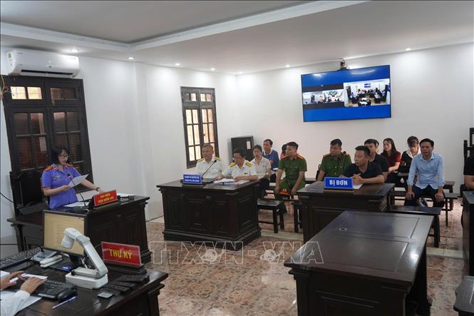Các bên đương sự trình bày tại phiên tòa xét xử vụ kiện công ích thực hiện nghĩa vụ nộp thuế. Ảnh: Kim Anh - TTXVN