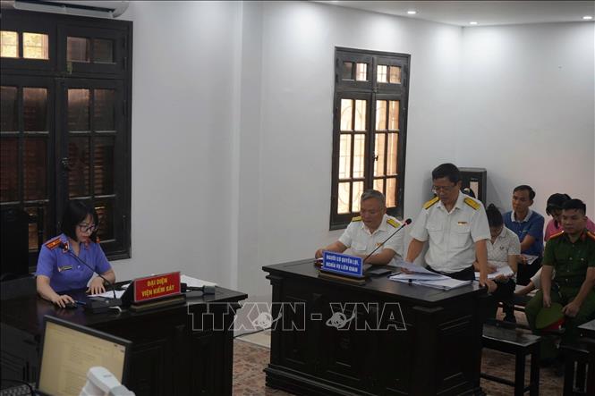 Đại diện Thuế Cơ sở 22 - thành phố Hà Nội trình bày tại phiên tòa với tư cách người có quyền lợi, nghĩa vụ liên quan. Ảnh: Kim Anh - TTXVN