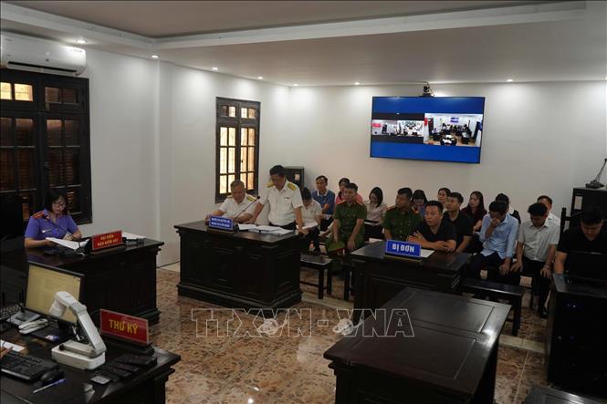 Các bên đương sự, người liên quan trình bày tại phiên tòa. Ảnh: Kim Anh - TTXVN