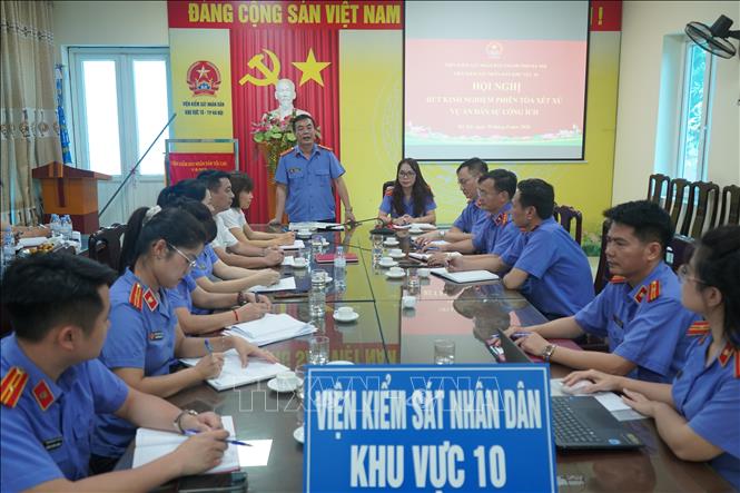 Viện trưởng Viện Kiểm sát nhân dân khu vực 10 thành phố Hà Nội - Nguyễn Như Nghiêm rút kinh nghiệm sau phiên xử vụ kiện công ích. Ảnh: Kim Anh - TTXVN                      