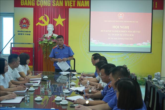 Phó Viện trưởng Viện Kiểm sát nhân dân thành phố Hà Nội Đỗ Dương Toàn rút kinh nghiệm liên ngành về phiên tòa xét xử vụ kiện công ích. Ảnh: Kim Anh - TTXVN                              