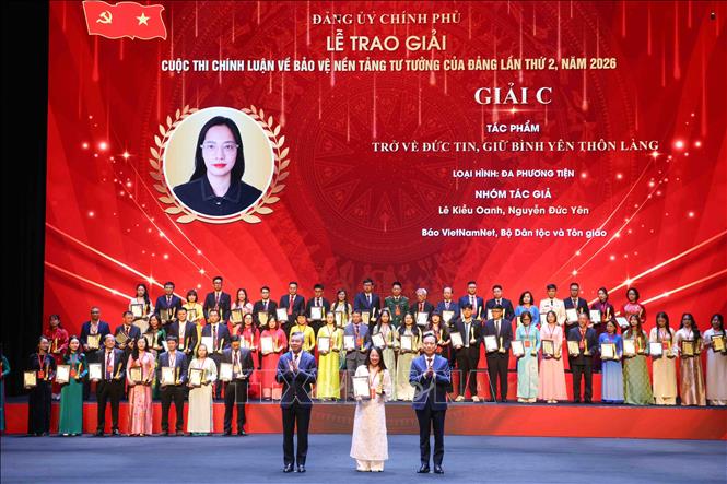 Đồng chí Ngô Văn Tuấn, Ủy viên Trung ương Đảng, Bộ trưởng Bộ Tài chính và Phó Bí thư chuyên trách Đảng ủy Chính phủ Lại Xuân Lâm trao Giải C cho các tác giả đoạt giải. Ảnh: Phạm Kiên - TTXVN