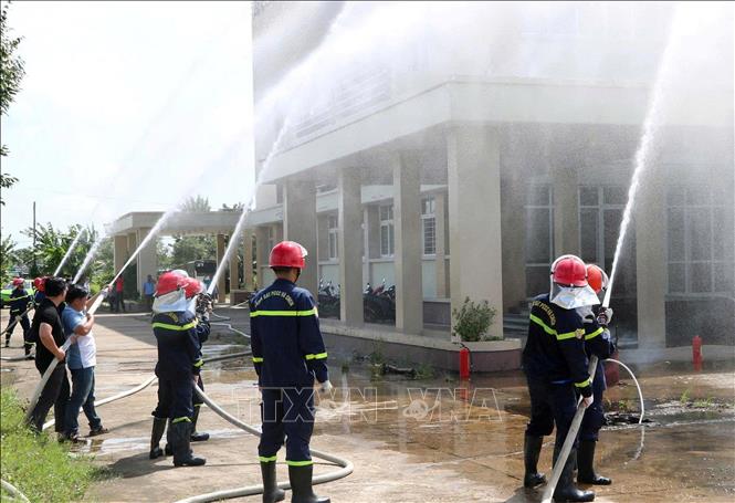 Lực lượng Cảnh sát PCCC và Cứu nạn cứu hộ chữa cháy. Ảnh: Văn Sĩ - TTXVN