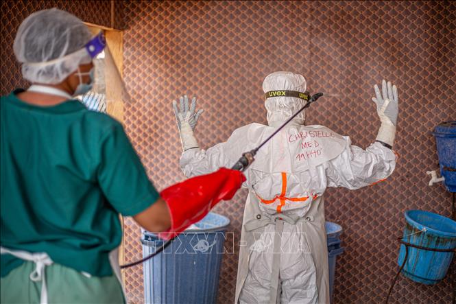 Nhân viên y tế tiến hành khử trùng tại trung tâm điều trị Ebola ở Beni, tỉnh Bắc Kivu, CHDC Congo, ngày 16/8/2026. Ảnh: THX/TTXVN phát