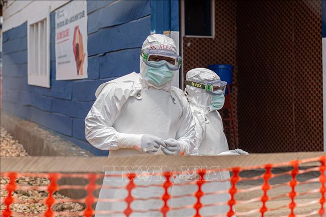 Nhân viên y tế làm việc tại trung tâm điều trị Ebola ở Beni, tỉnh Bắc Kivu, CHDC Congo, ngày 16/8/2026. Ảnh: THX/TTXVN phát