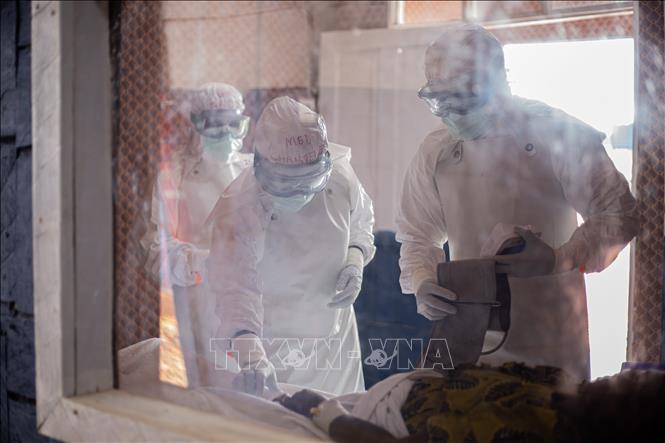Nhân viên y tế kiểm tra sức khỏe cho bệnh nhân tại trung tâm điều trị Ebola ở Beni, tỉnh Bắc Kivu, CHDC Congo, ngày 16/8/2026. Ảnh: THX/TTXVN phát