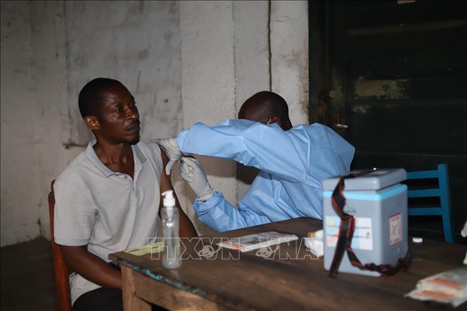 Nhân viên y tế tiêm vaccine phòng Ebola cho người dân tại Bulape, CHDC Congo. Ảnh: THX/TTXVN phát