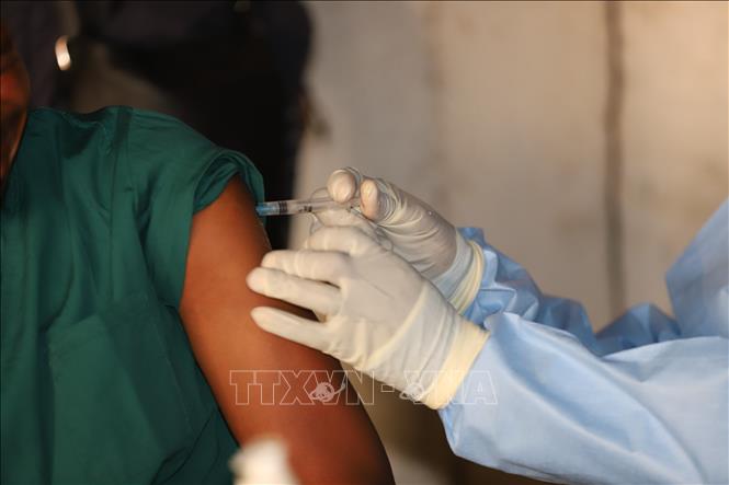Nhân viên y tế tiêm vaccine phòng Ebola cho người dân tại Bulape, CHDC Congo. Ảnh: THX/TTXVN phát