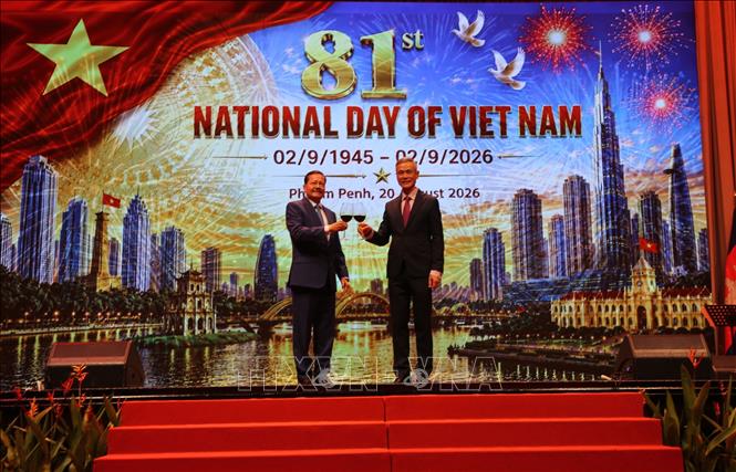 Đại sứ Nguyễn Minh Vũ (phải) và Phó Thủ tướng thứ nhất Chính phủ Hoàng gia Campuchia, ông Neth Savoeun (trái) nâng ly chúc mừng lễ kỷ niệm 81 năm Quốc khánh Việt Nam. Ảnh: Huy Bình - PV TTXVN tại Campuchia