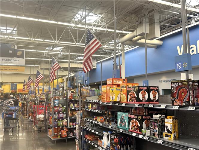 Các kệ hàng tại một cửa hàng của Walmart ở thủ đô Washington D.C. Ảnh: Đoàn Hùng - P/v TTXVN tại Mỹ