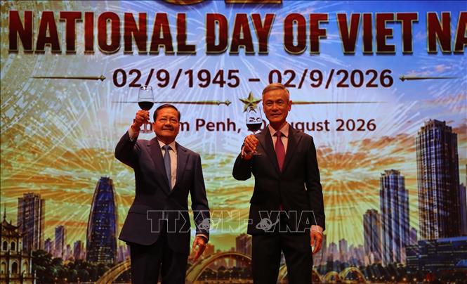 Đại sứ Nguyễn Minh Vũ (phải) và Phó Thủ tướng thứ nhất Chính phủ Campuchia, ông Neth Savoeun (trái) nâng ly chúc mừng lễ quốc khánh Việt Nam. Ảnh: Huy Bình - PV TTXVN tại Campuchia
