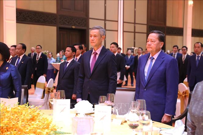 Đại sứ Nguyễn Minh Vũ (trái) và Phó Thủ tướng thứ nhất Chính phủ Campuchia, ông Neth Savoeun (phải) trong lễ chào cờ. Ảnh: Huy Bình - PV TTXVN tại Campuchia