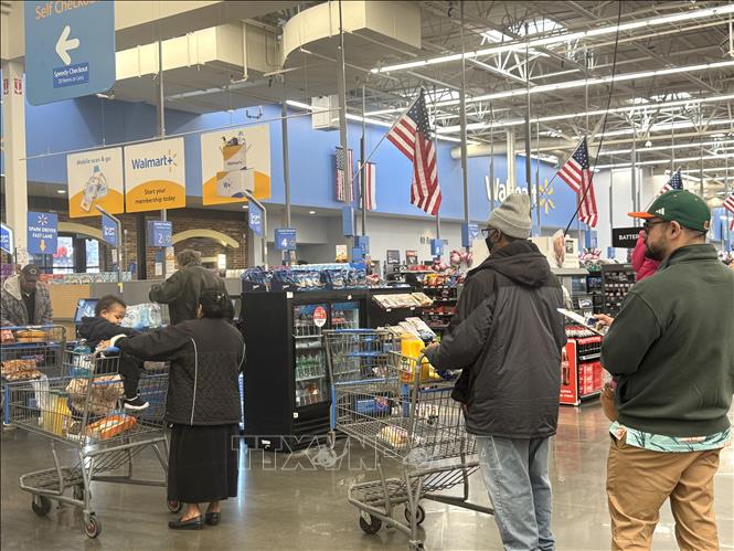 Khách hàng tại khu vực thanh toán của siêu thị Walmart ở thủ đô Washington D.C. Ảnh: Đoàn Hùng - P/v TTXVN tại Mỹ