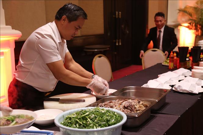 Anh Nguyễn Văn Khiết, chủ một nhà hàng phở Việt Nam tại Phnom Penh giới thiệu món phở truyền thống Việt Nam tại buổi lễ. Ảnh: Huy Bình - PV TTXVN tại Campuchia