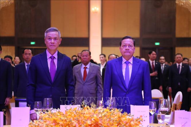 Đại sứ Nguyễn Minh Vũ (trái) và Phó Thủ tướng thứ nhất Chính phủ Campuchia, ông Neth Savoeun (phải) trong lễ chào cờ. Ảnh: Huy Bình - PV TTXVN tại Campuchia