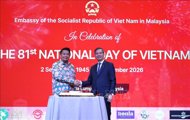 Đại sứ Đinh Ngọc Linh (phải) và Thứ trưởng Ngoại giao Malaysia Dato Lukanisman Bin Awang Sauni (trái) trong nghi thức cắt bánh chúc mừng.
Ảnh: Viên Luyến – Phóng viên TTXVN tại Malaysia