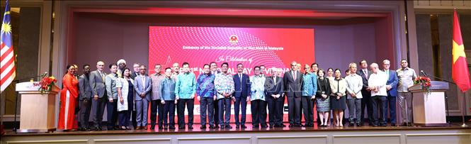 Đại sứ Đinh Ngọc Linh và các khách mời Ngoại giao đoàn tại buổi lễ. Ảnh: Viên Luyến – Phóng viên TTXVN tại Malaysia