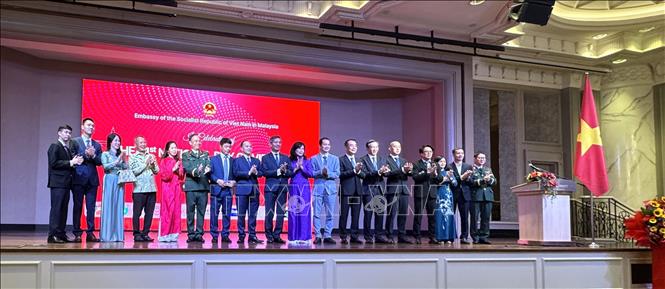 Đại sứ Đinh Ngọc Linh và cán bộ, nhân viên Đại sứ quán Việt Nam tại buổi Lễ. Ảnh: Viên Luyến – Phóng viên TTXVN tại Malaysia