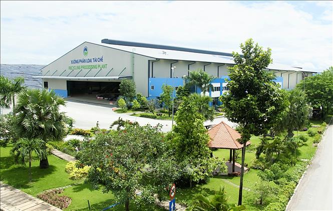 Xưởng phân loại, tái chế tại Khu liên hợp xử lý chất thải Đa Phước. Ảnh: Hồng Đạt - TTXVN
