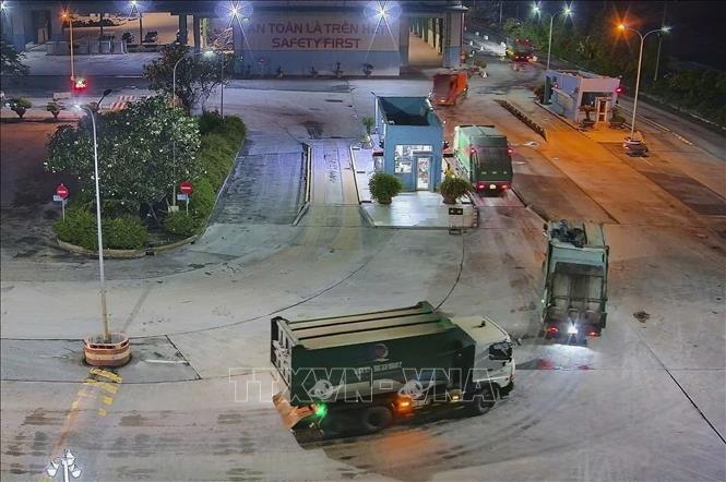 Xe chở rác hoạt động ban đêm tại Khu liên hợp xử lý chất thải Đa Phước. Ảnh: Hồng Đạt - TTXVN