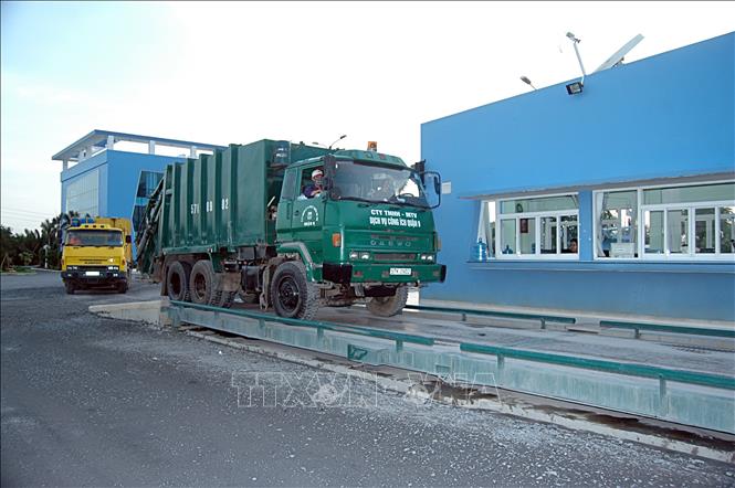 Trạm cân xe chở rác. Ảnh: Hồng Đạt - TTXVN