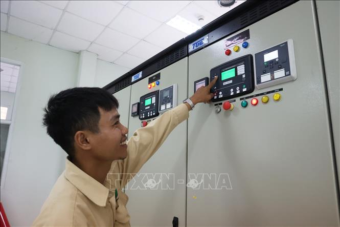 Kỹ sư làm việc trong nhà máy đốt rác phát điện, Khu liên hợp xử lý chất thải Đa Phước. Ảnh: Hồng Đạt - TTXVN