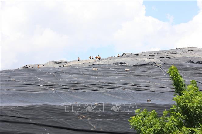 Bãi chôn lấp rác kiểm soát mùi tại Khu liên hợp xử lý chất thải Đa Phước. Ảnh: Hồng Đạt - TTXVN